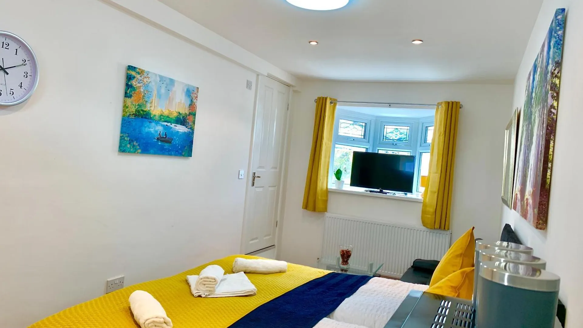 London Studio Apartments, Private Bathroom, Kitchenette, Parking, Np3 Apartment