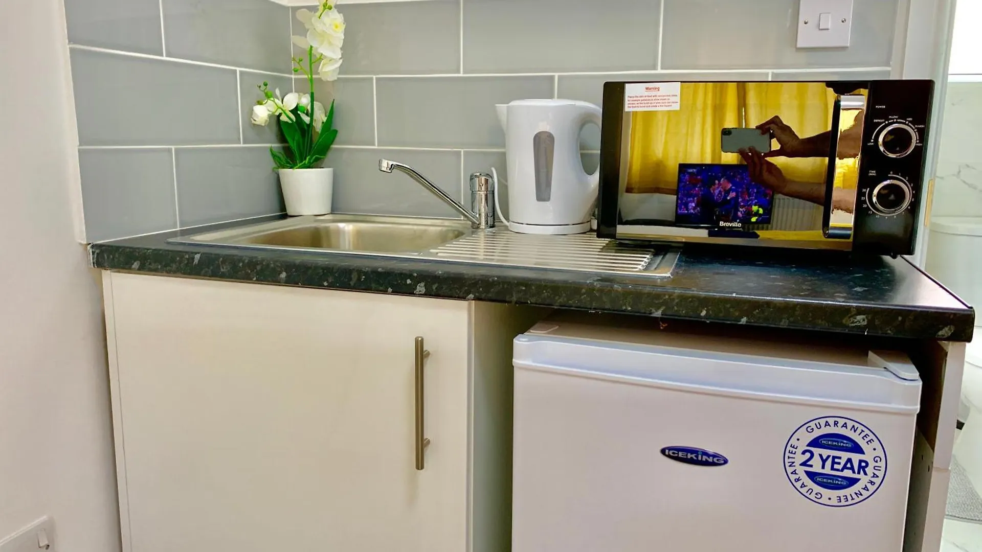 London Studio Apartments, Private Bathroom, Kitchenette, Parking, Np3