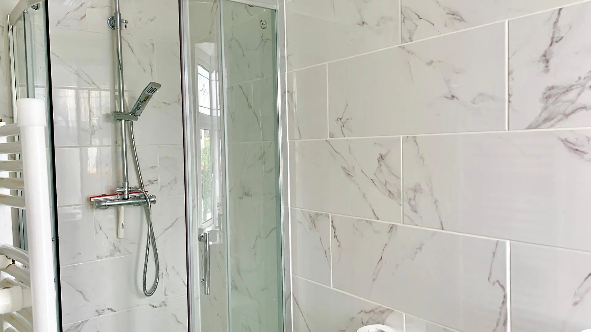 London Studio Apartments, Private Bathroom, Kitchenette, Parking, Np3