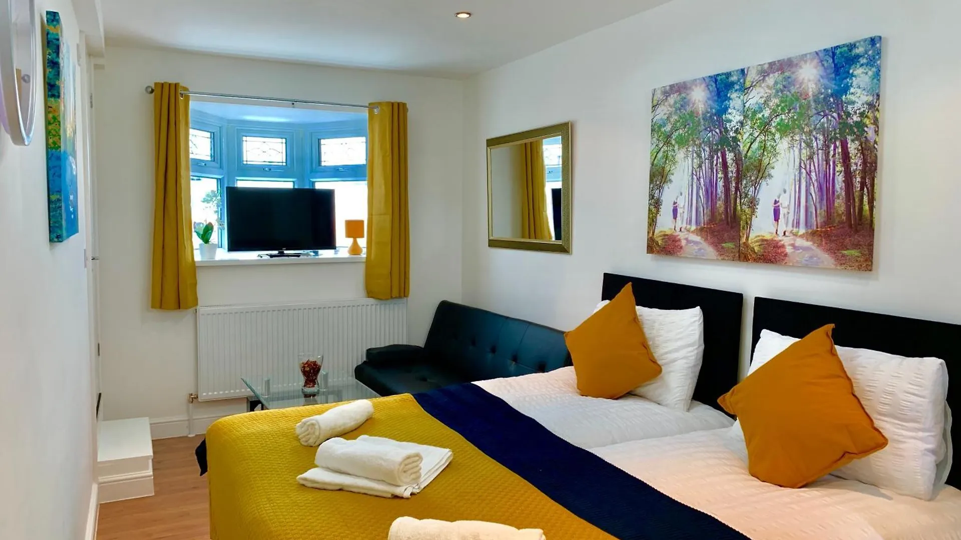 London Studio Apartments, Private Bathroom, Kitchenette, Parking, Np3